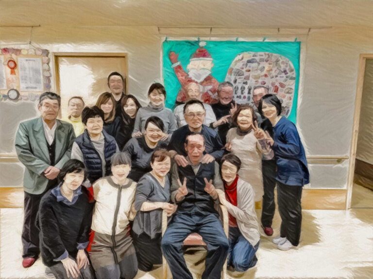 介護施設の入居者とスタッフによるグループ写真。クリスマス装飾が施されたホールで記念撮影。