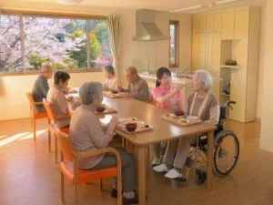 食事時間に複数の入居者が食卓を囲む日常風景